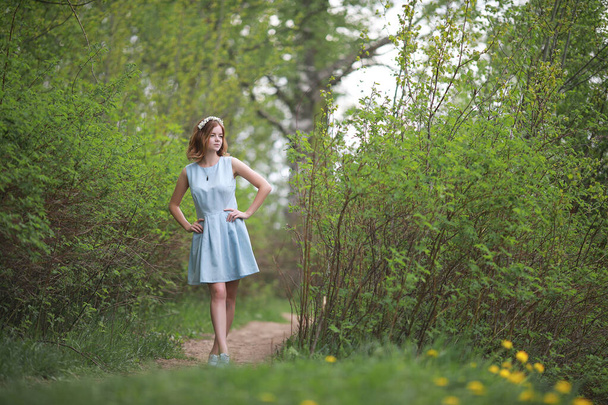 Chica en vestido azul en el parque verde
 - Foto, Imagen