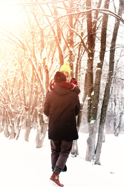 jóvenes amantes caminando en el parque de invierno nevado - Foto, Imagen