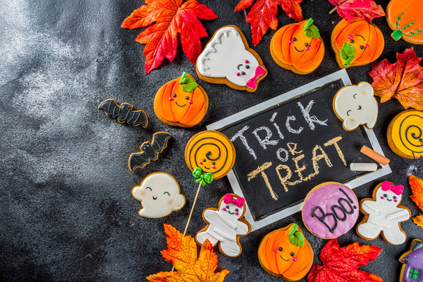 Halloween achtergrond met grappige peperkoek koekjes - Foto, afbeelding