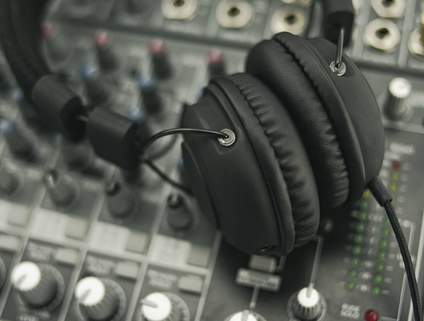schwarze Kopfhörer mit Audiomixer - Foto, Bild