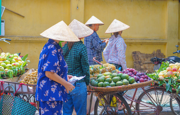Achteraanzicht van Vrouwen, Vrouwelijke straatverkoper in fruit, bloemenmarkt - Foto, afbeelding