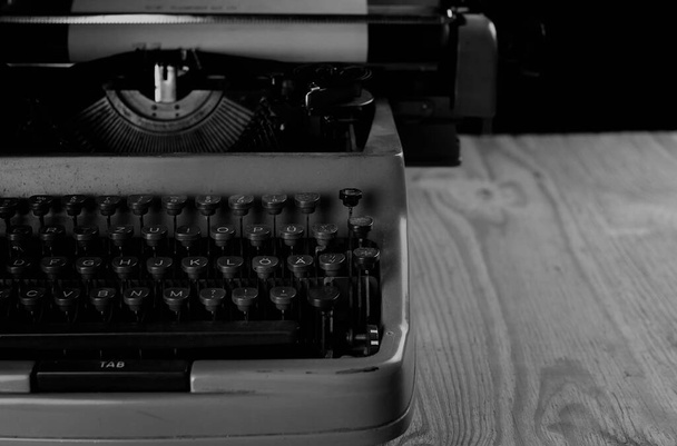 μαύρο και άσπρο ρετρό γραφομηχανή επιστολή - Φωτογραφία, εικόνα