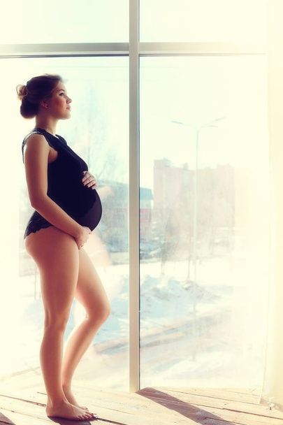 Młoda i piękna dziewczyna w ciąży w domu, vintage - Zdjęcie, obraz