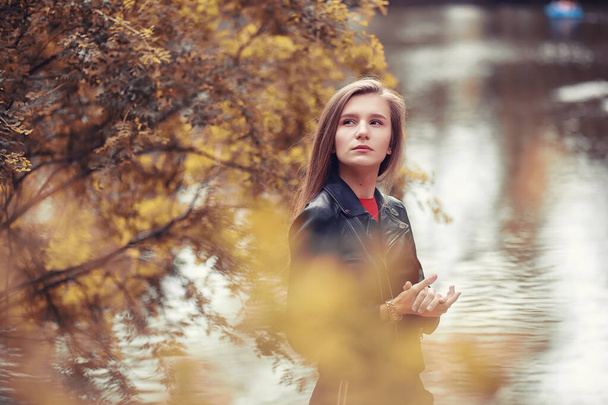 Junges Mädchen im Herbstpark - Foto, Bild