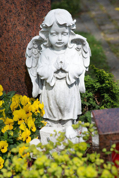 Imádkozó angyal csukott szemmel - Fotó, kép