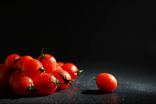 Pomidory cherry na czarnym tle w sprayu - Zdjęcie, obraz