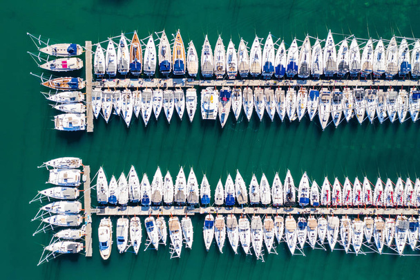 Вид с воздуха на яхты в марине в городе Биоград на Мору, Адриатическое море в Хорватии
 - Фото, изображение