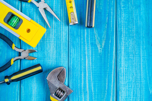 Εργαλεία για master builder και αξεσουάρ σε μπλε ξύλινο vintage φόντο - Φωτογραφία, εικόνα
