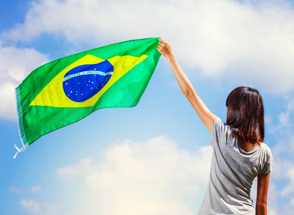 Mulher segurando uma bandeira do brasil
 - Foto, Imagem