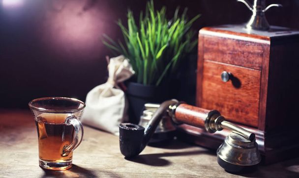 Пивоварение чая на деревянном столе
 - Фото, изображение