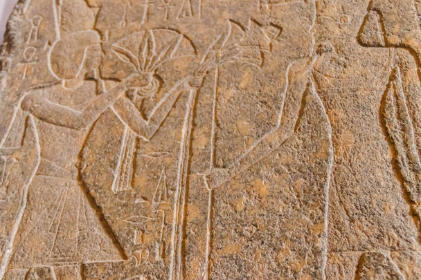 Antigas pinturas egípcias e hieróglifos esculpidos na parede de pedra - Foto, Imagem