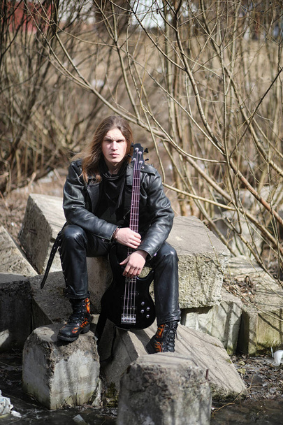 Рок-гітарист на сходах. Музикант з бас-гітарою в
  - Фото, зображення