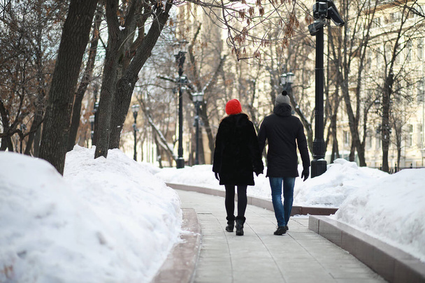Молодая пара, идущая зимой
 - Фото, изображение