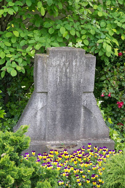 krásný starý náhrobek s buzeranty - Fotografie, Obrázek
