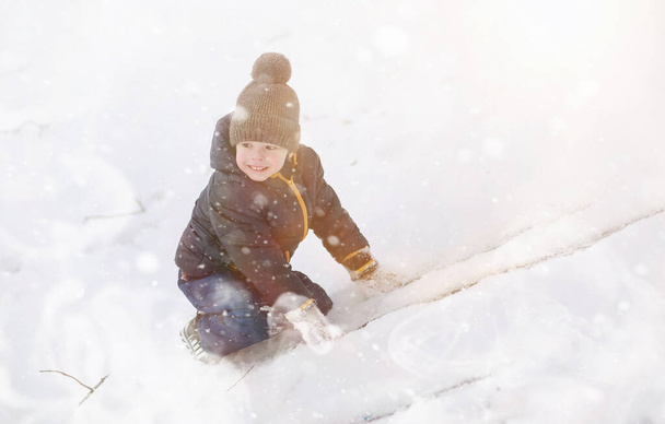 Kinder spielen im Winter draußen. Schneespiele auf der Straße. - Foto, Bild