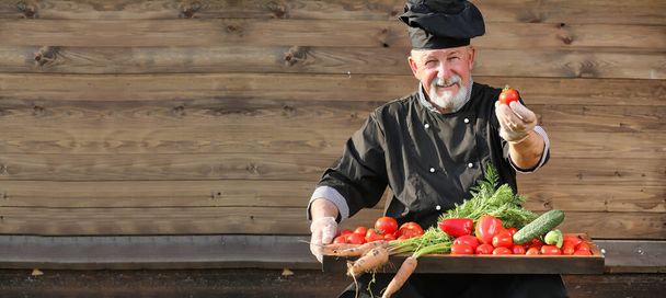 Szef kuchni stary w mundurze z warzywami - Zdjęcie, obraz
