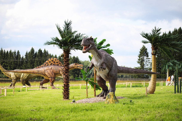 Park van dinosauriërs. Een dinosaurus op de achtergrond van de natuur. D speelgoed - Foto, afbeelding