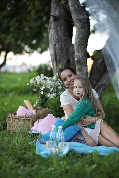 mãe com filha em um piquenique
 - Foto, Imagem