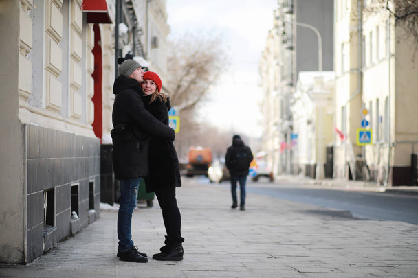 Young couple walking through the winter - Fotoğraf, Görsel