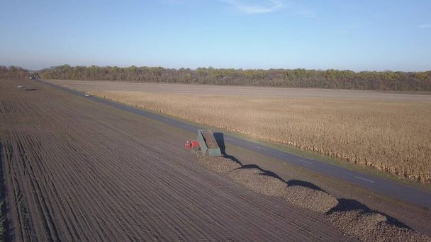 Zuckerrübenernte. Mähdrescher und Autos entfernen Wurzelpflanzen vom Feld. Luftaufnahmen von einer Drohne oder einem Quadrocopter. Herbstliche Feldarbeit auf dem Hof. Ernte von Rohstoffen für die Zuckerproduktion - Foto, Bild