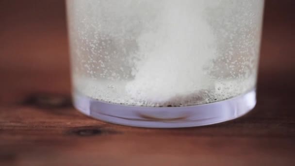 effervescent pill dissolving in glass of water  - Footage, Video