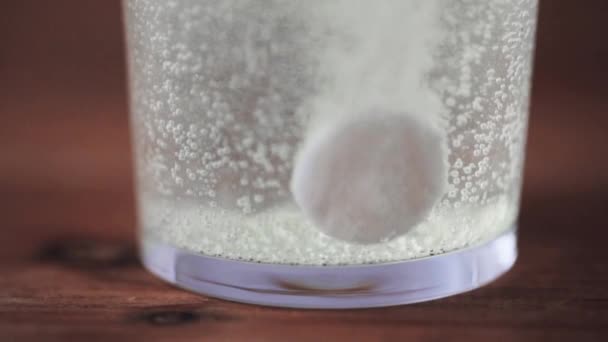 musujące tabletki rozpuszczania w szklance wody  - Materiał filmowy, wideo