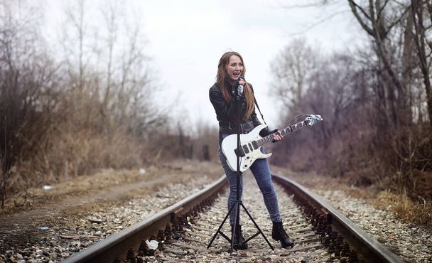 Szép fiatal lány rocker elektromos gitár. A rock musicia - Fotó, kép