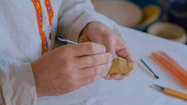 Pottenbakker maken van klei figuur voor bordspel - Foto, afbeelding