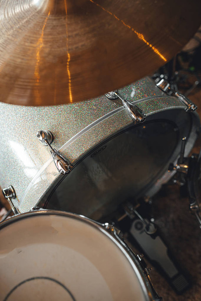 Conjunto de tambores en estudio de grabación de sonido. Kit de tambor en vista cercana
  - Foto, Imagen