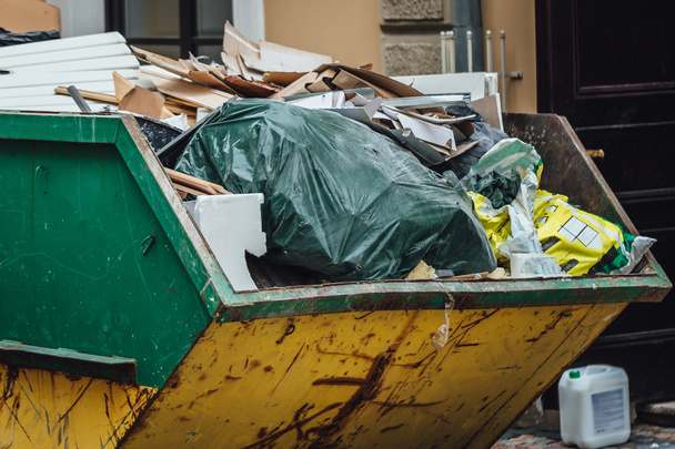 Stavební kontejner na odpadky na ulici - Fotografie, Obrázek