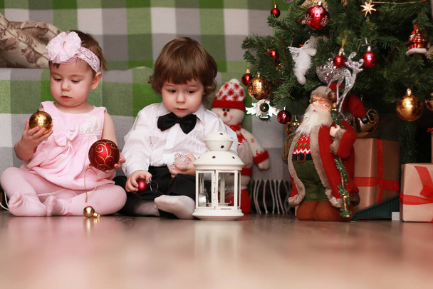Kleine kinderen bij een Kerst - Foto, afbeelding