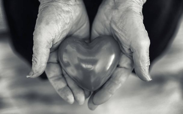 Starší žena hospodářství srdce - Fotografie, Obrázek