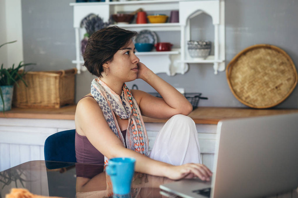 Ella siempre está en línea con sus amigos. mujer usando el ordenador portátil en su casa
 - Foto, Imagen