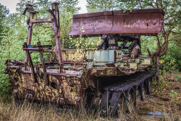 Çernobil Bölgesi 'ndeki eski araç. - Fotoğraf, Görsel