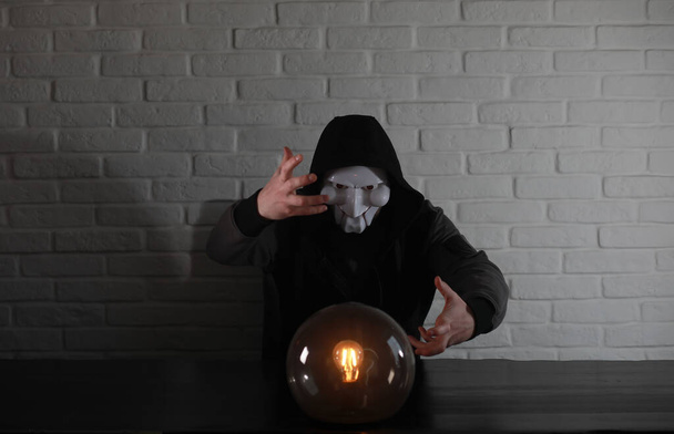 Ένας άνθρωπος με μια μπάλα του fortune teller - Φωτογραφία, εικόνα