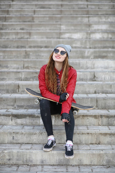 Молодая девушка-хипстер едет на скейтборде. Девушки подруги f
 - Фото, изображение