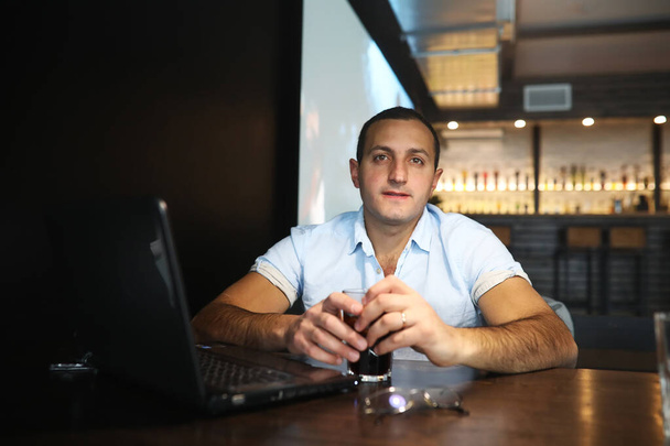 Arménien bel homme travaillant derrière un ordinateur portable
 - Photo, image