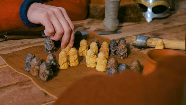 Man in Russische etnische pak spelen Schaken - Foto, afbeelding