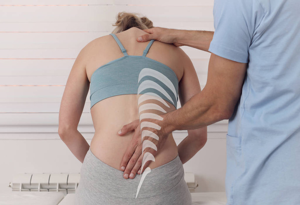 Scoliosis, Posture Correction. Chiropractic treatment, Back pain relief. Physiotherapy / Kinesiology for female patient - Fotoğraf, Görsel