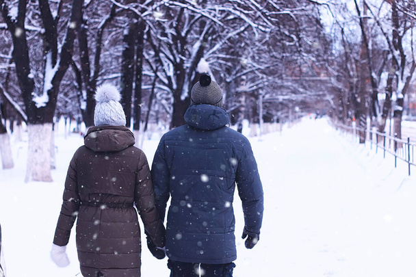 Young couple on walk in winter park - Foto, Imagen