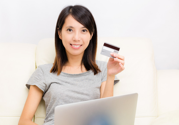 Aziatische vrouw met laptop voor online winkelen - Foto, afbeelding