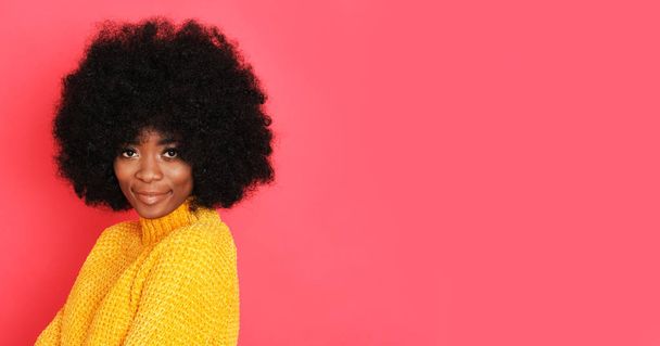 Fantástica afro chica con gran sonrisa aislada sobre fondo rojo
. - Foto, Imagen