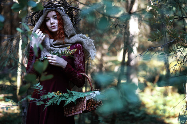 La bruja pelirroja sostiene un ritual con una bola de cristal
 - Foto, Imagen