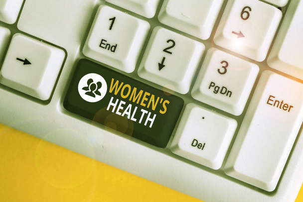 Textschreiben Frauengesundheit. Geschäftskonzept für Frauen s ist körperliche Gesundheit Folge Vermeidung von Krankheit weiße PC-Tastatur mit leerem Notizpapier über weißem Hintergrund Schlüssel Kopierraum. - Foto, Bild
