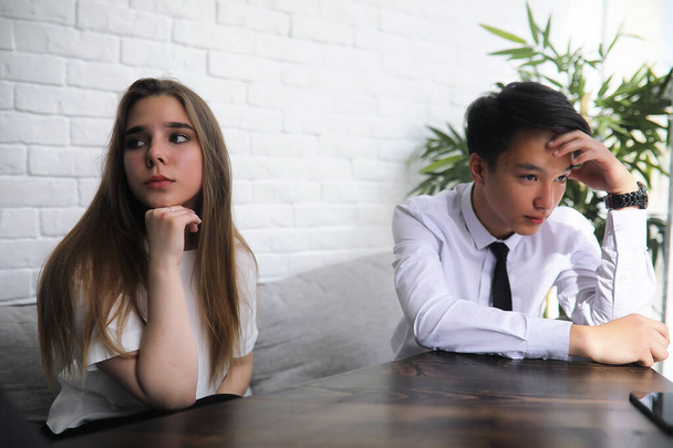 Dvojice mladých lidí mluví v kanceláři - Fotografie, Obrázek