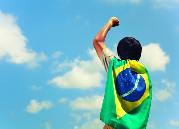 podekscytowany mężczyzna trzyma flagę Brazylia - Zdjęcie, obraz