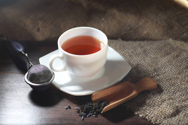 Keitettyä teetä tarjoilupöydällä
 - Valokuva, kuva