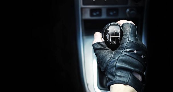 Gear lever. Manual Transmission. Hand on the gear shift in the c - Zdjęcie, obraz