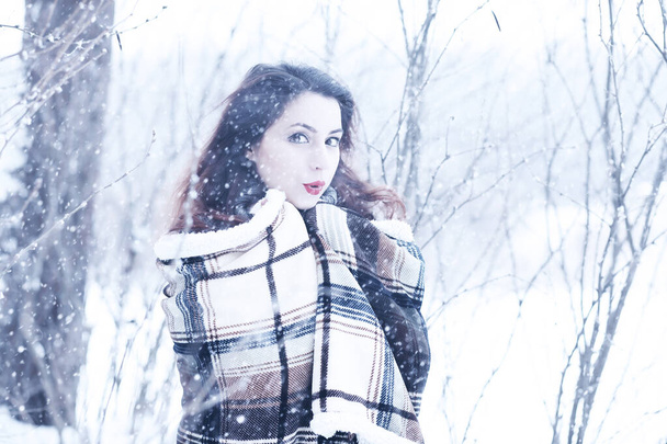 Menina bonita em uma bela neve de inverno
 - Foto, Imagem