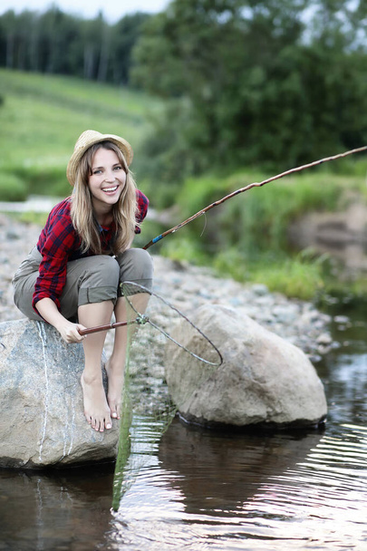 Το κορίτσι από το ποτάμι με ένα καλάμι ψαρέματος - Φωτογραφία, εικόνα